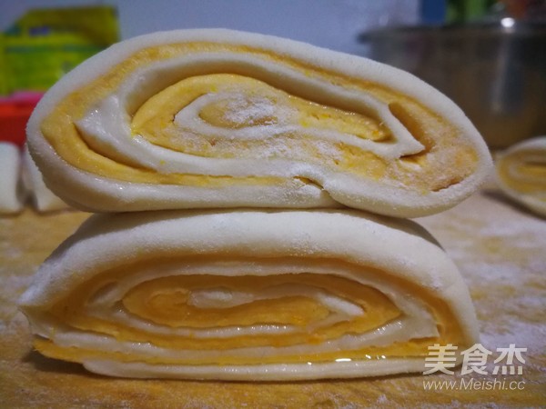 Pumpkin Two-color Hana Roll recipe