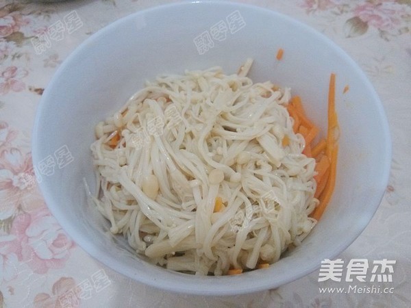 Carrots Mixed with Enoki Mushrooms recipe