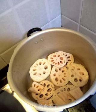 Stewed Pork Knuckles with Lotus Root, Grass and Insect Flower recipe