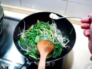 Spring Healthy Vegetable "leek Sprouts Stir-fragrant and Dried" recipe