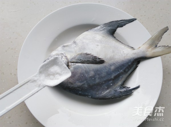 Steamed Pomfret with Chopped Pepper and Mustard recipe