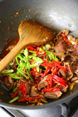 Stir-fried Chicken Gizzards with Pickled Pepper and Lotus Root recipe
