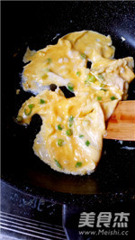 Scrambled Eggs with Yellow Flower Fungus recipe