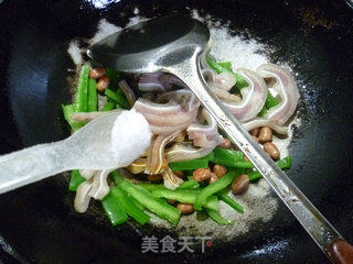 Fried Pork Ears with Peanuts and Light Pepper recipe