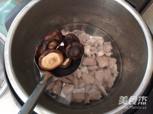 Dried Mushroom Pork Tongue Soup recipe