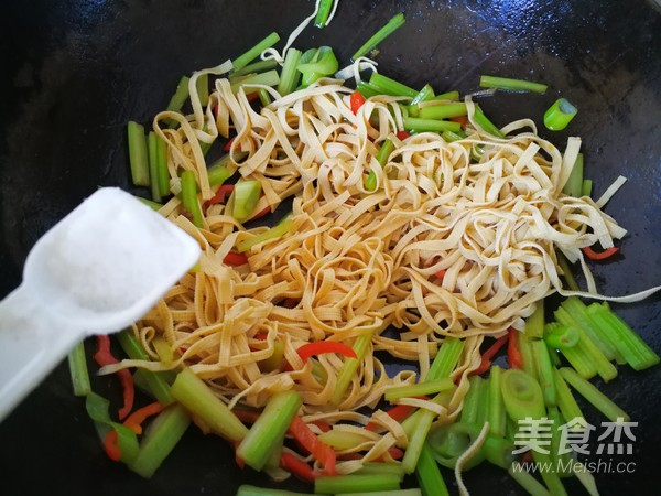 Stir-fried Shredded Pork with Celery and Bean Skin recipe