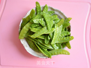 Stir-fried Snow Peas with Beef Intestines recipe