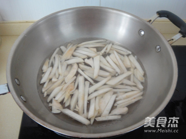 Stir-fried Shredded Pork with Bailing Mushroom and Mustard recipe