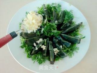 Parsley Mixed with Preserved Eggs recipe