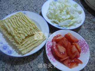 Rippled Noodles with Tomato and Cabbage recipe