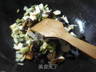 Stir-fried Pickled Cabbage with Black Fungus recipe