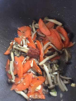 Stir-fried Crab Mushrooms with Homemade Carrots recipe