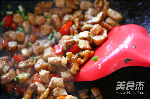 Stir-fried Chicken with Walnut Sauce recipe