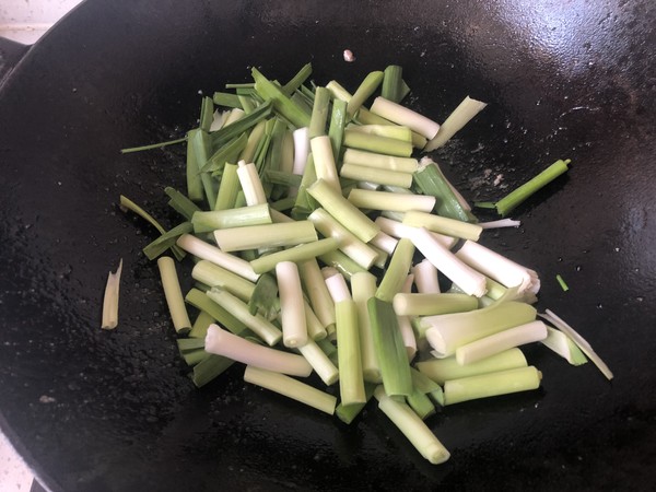 Stir-fried Pork with Garlic Sprouts recipe