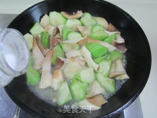 Scrambled Eggs with Pork Belly Mushroom and Loofah recipe