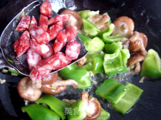 Stir-fried Sausage with Mushrooms and Green Peppers recipe