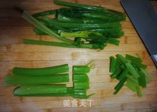 #蛋美食# Egg Skin Mixed with Celery recipe