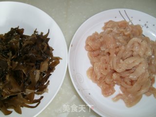 [little Daughter-in-law’s Home Cooking]-shredded Chicken with Pepper and Fungus recipe
