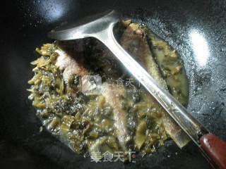 Boiled Yellow Croaker with Sauerkraut recipe