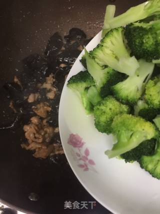 Fried Pork with Broccoli Cloud Ears recipe