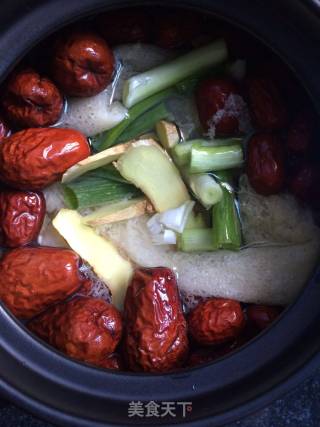 Black-bone Chicken Soup with Bamboo Fungus and Red Dates recipe