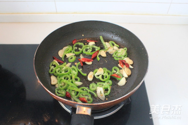 Stir-fried Shredded Chicken with Seafood and Mushroom in Oyster Sauce recipe