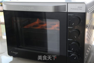 A Red Yeast Pastry is The Most Pleasant in Autumn-red Yeast Pastry Puffs recipe