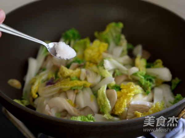 Stir-fried Phoenix Mushroom with Black Cabbage recipe