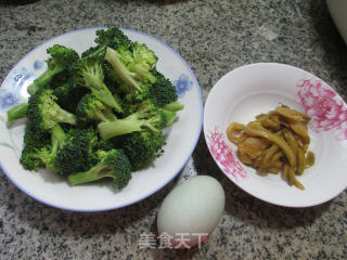 Stir-fried Broccoli with Duck Eggs and Shredded Mustard recipe