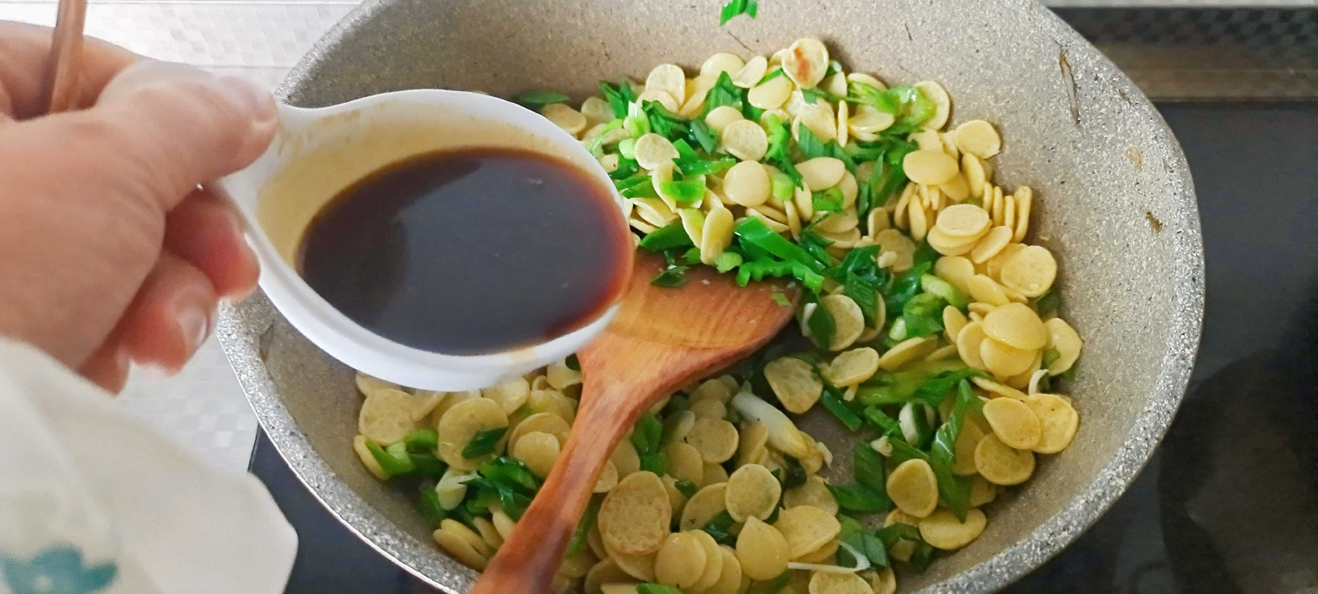 North Anhui Specialties, Fast-handed Home Cooking ~ Garlic Sprouts Fried Bean Cake recipe
