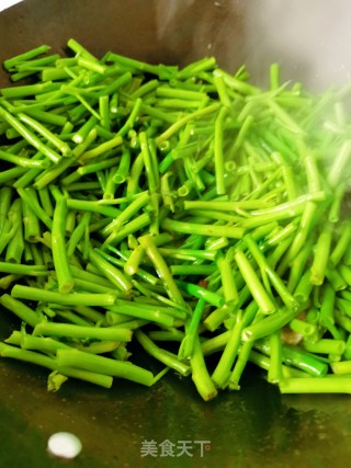 Stir-fried Convolvulus with Pork recipe