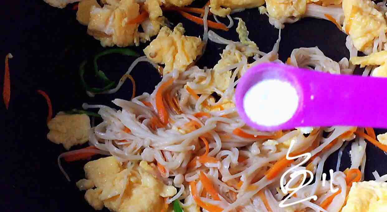 Fried Eggs with Enoki Mushroom recipe