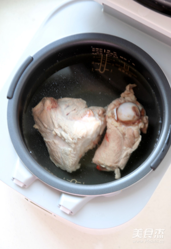 [danggui Huangqi Pork Bone Soup] Yiqi Warm Body Soup recipe