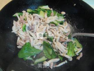 Stir-fried Beef with Crab Mushroom recipe