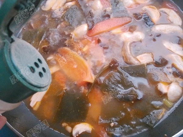 Tomato Fungus Seaweed Soup recipe