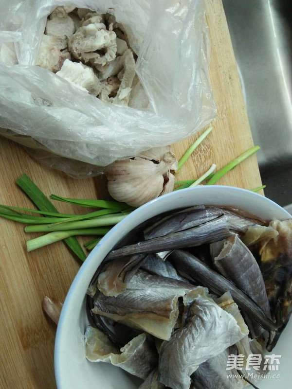 Stir-fried Shredded Pork with Eel and Mussels recipe