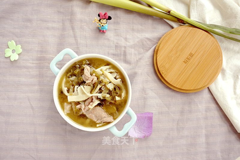 Sauerkraut and Bitter Bamboo Shoot Pork Soup recipe