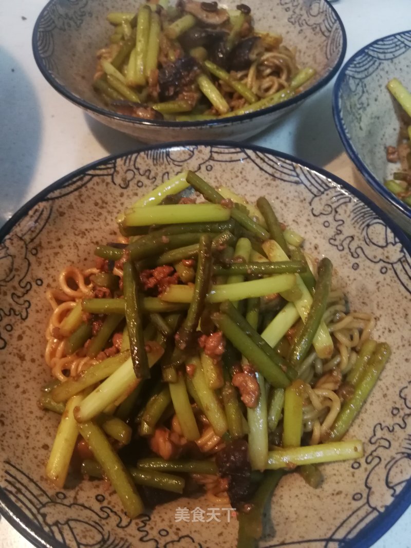 Braised Noodles with Garlic Moss recipe