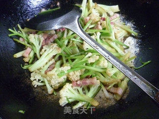 Stir-fried Cauliflower with Celery and Dried Pork recipe