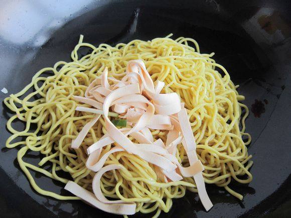 Stir-fried Yellow Noodles with Leek recipe