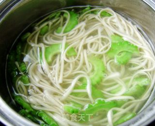 [jianjiang Noodles Made in A Pattern] Bitter Melon and Egg Fried Noodles recipe