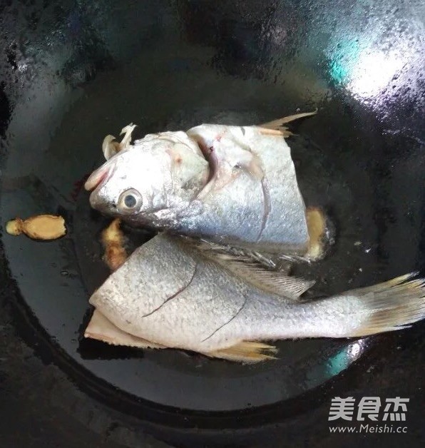 Fry A Fish in An Iron Pan recipe