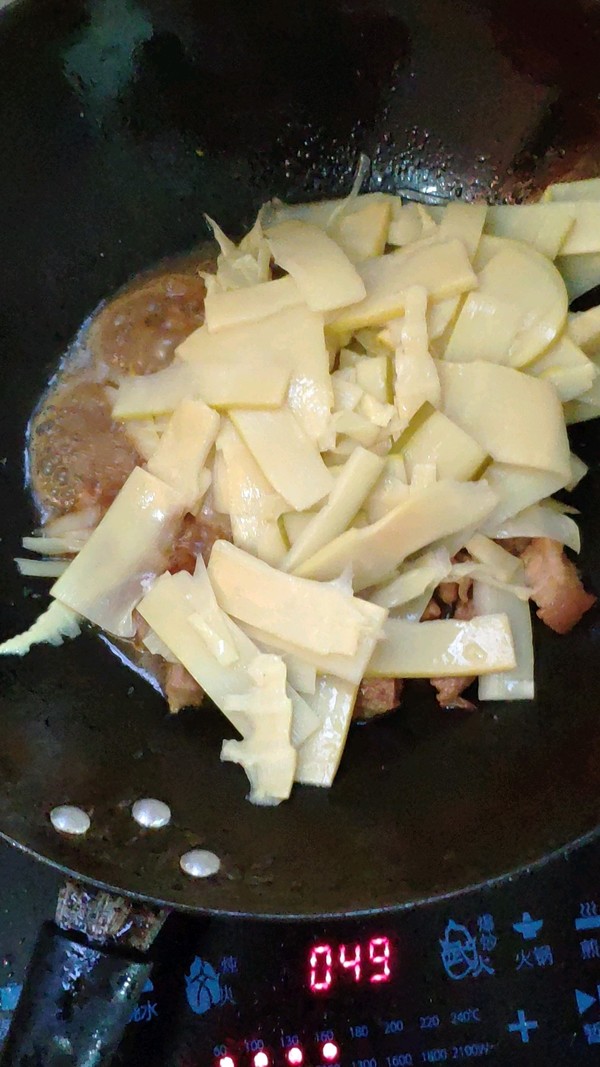 Stir-fried Yellow Bamboo Shoots with Upper Leg Meat recipe