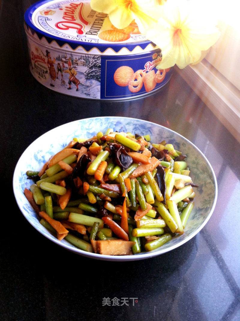 Stir-fried Bamboo Shoots with Garlic Stalks recipe