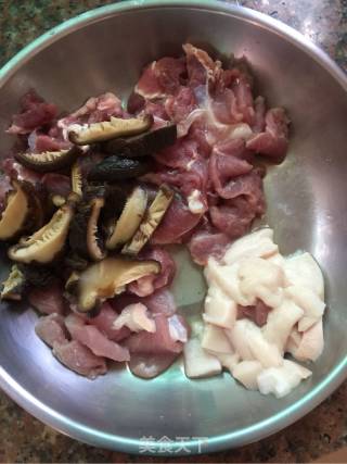 Stir-fried Pork with Shiitake and Okra recipe