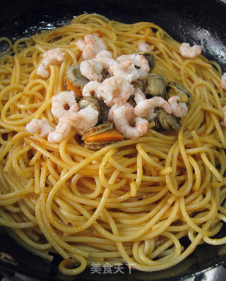 Stir-fried Spaghetti with Basil and Seafood recipe