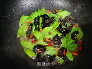 Stir-fried Snow Peas with Wolfberry Fungus recipe