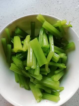 Stir-fried Shredded Potatoes with Celery recipe