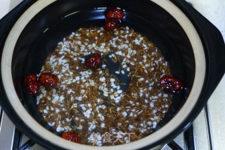 Nourishing Blood and Nourishing Beauty-red Rice and Coix Seed Porridge recipe