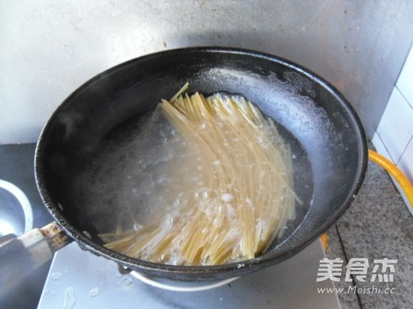 Stir-fried Spaghetti with Onions recipe